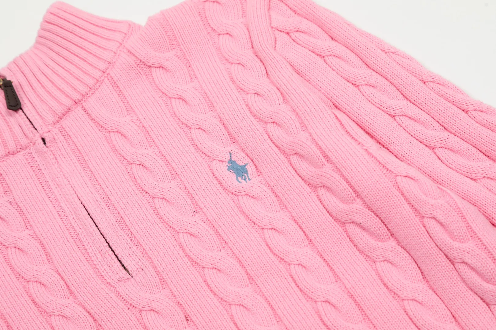 🅿️250 "Top quality" Style number: DS014# [Ralph Lauren half-zip solid color pony embroidered logo twist knitted sweater] ✅Ralph Lauren half-zip classic basic versatile unisex couple pullover sweater ✅Main supplier platform live broadcast Wholesale entity Replenish when out of stock Not removed from shelves ✅ZP quality 1:1 version Scan the code to enter the GF website Counter quality ✅Detailed quality The only one in Guangzhou Imported quality cotton yarn, focusing on high-end, cost-effective, good quality needless to say ✅The version is restored to the original order, the maximum size can be worn up to 200 pounds, loose, comfortable and stress-free ✅The upper body is simple and easy to match, ootd must-have style, good-looking clothes are never picky, a must-have wardrobe recommendation Size: S-XL Color: Navy blue, off-white, black, gray, khaki, light blue, yellow, pink, olive green, Chinese red